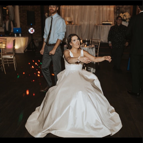 Meet your Posher, Taylor - Picture 2 of 4